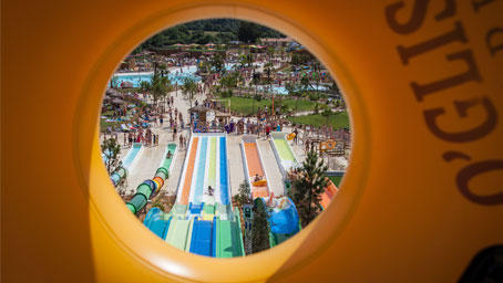 Dive into the heart of O’Gliss Park, a life-size water park!